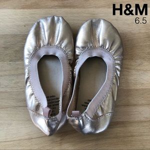 🎀 H&M Flats. Size 6.5 🎀